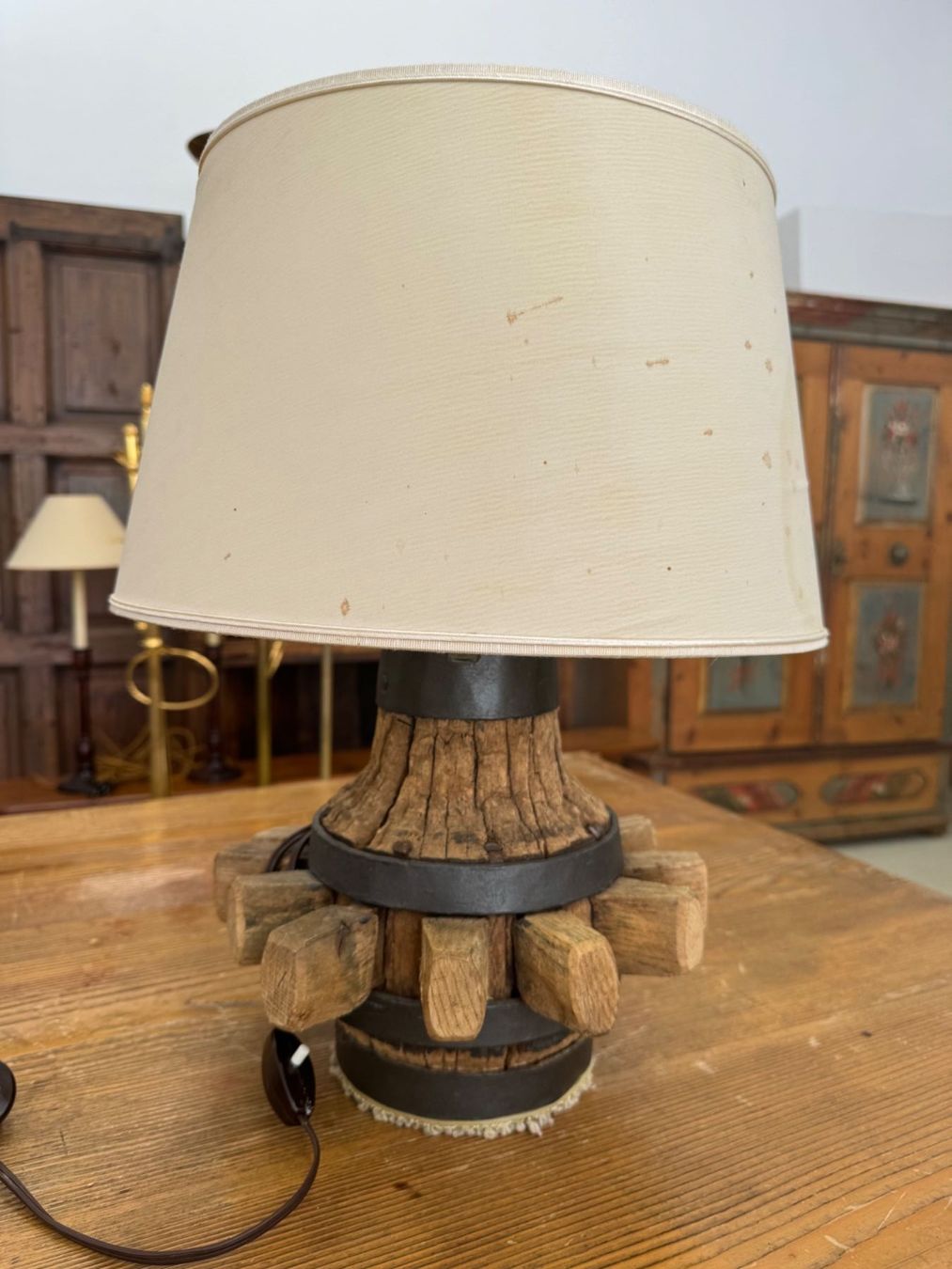 Lampade: Antique Wagon Wheel Hub Lamp – Usato da Gsteig b. Gstaad venduto da Auctionly