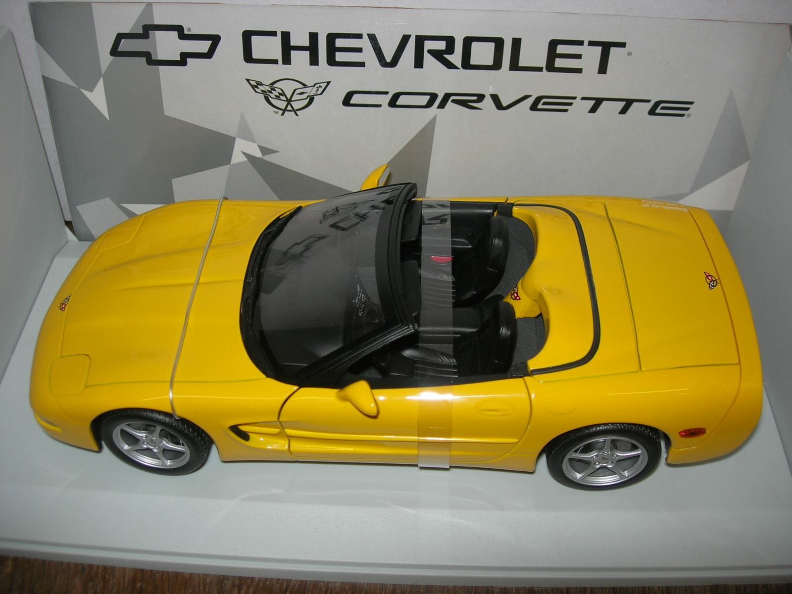 Chevrolet Modellini d'auto: Chevrolet Corvette C5 Convertible 2000 Millenium ° UT 1:18 – Nuovo e nell'imballaggio originale da Hornussen venduto da Amw 4