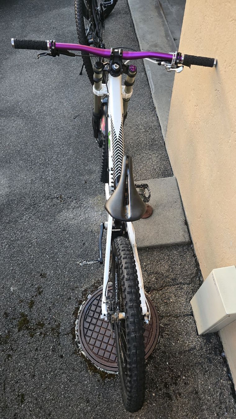 YT Biciclette: YT Tues Downhillbike 2010 – Usato da Bachenbülach venduto da USPA_27 2