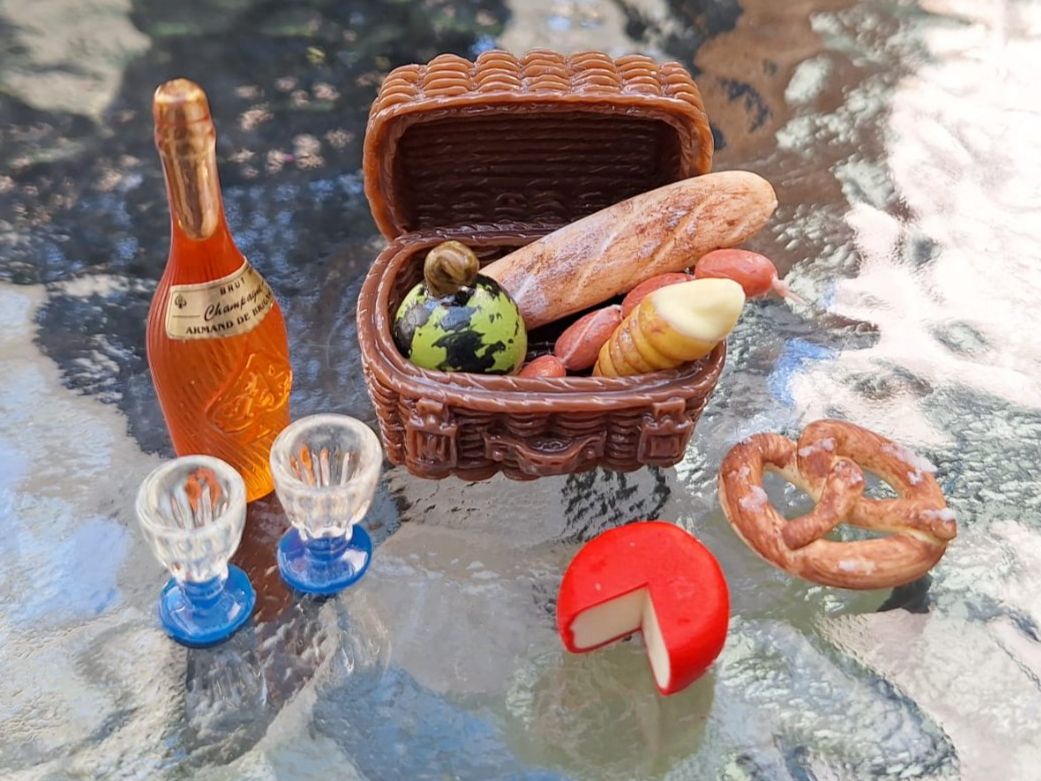 Case e mobili per bambole: Picknickkorb  mit Handmade Essen befüllt – Nuovo (secondo la descrizione) da Zürich venduto da HandmadeTinyFood