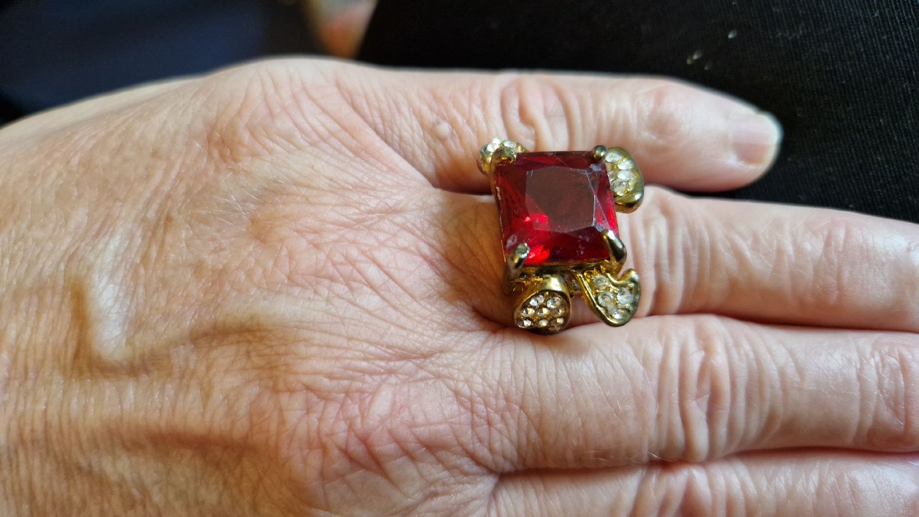 Anelli: Modeschmuck-Ring mit grossem rotem Glasstein – Usato da Oberengstringen venduto da Asteroid56
