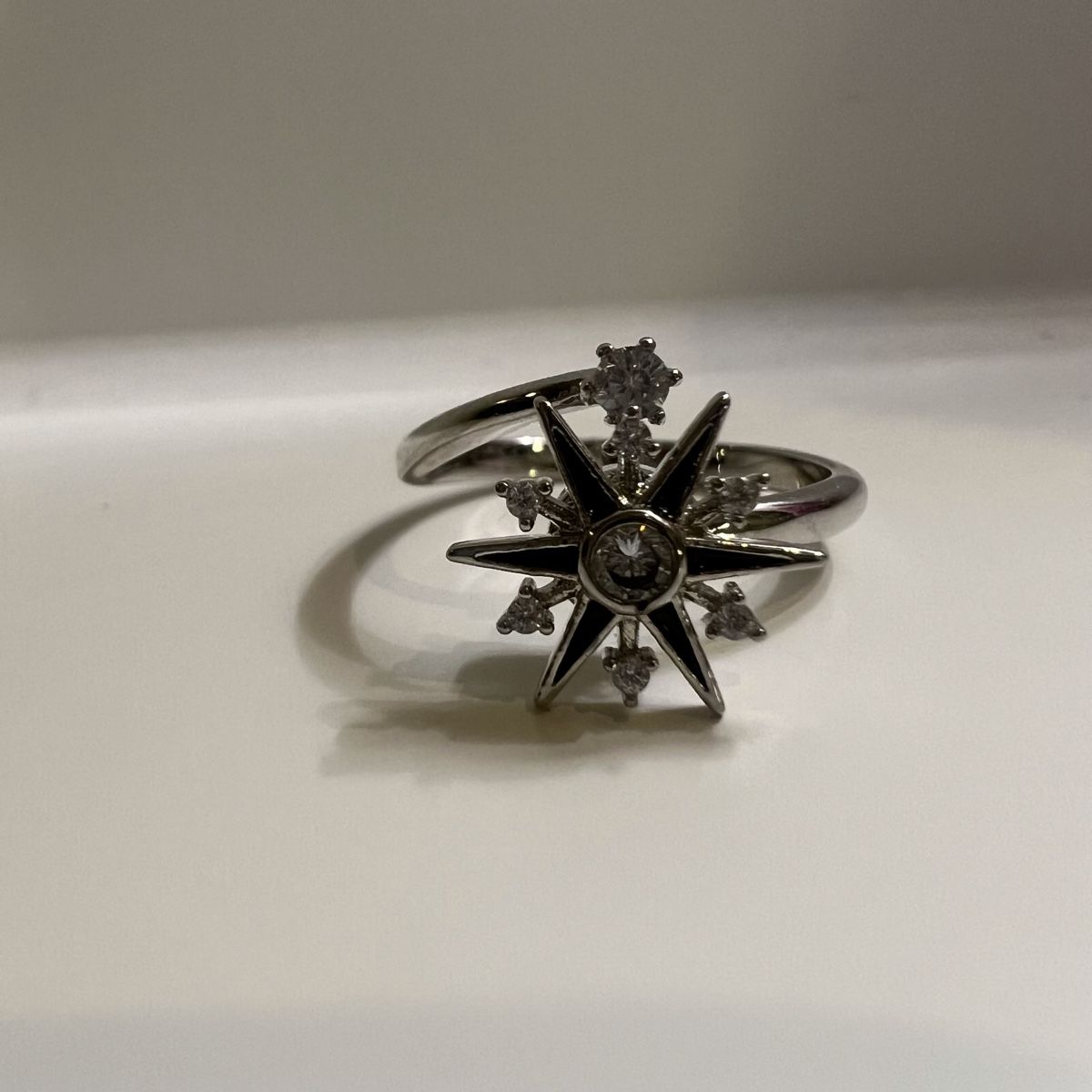 Anelli: Snowflake Ring - Adjustable Band - Winter Jewellery – Nuovo (secondo la descrizione) da St. Gallen venduto da LGMStore 1