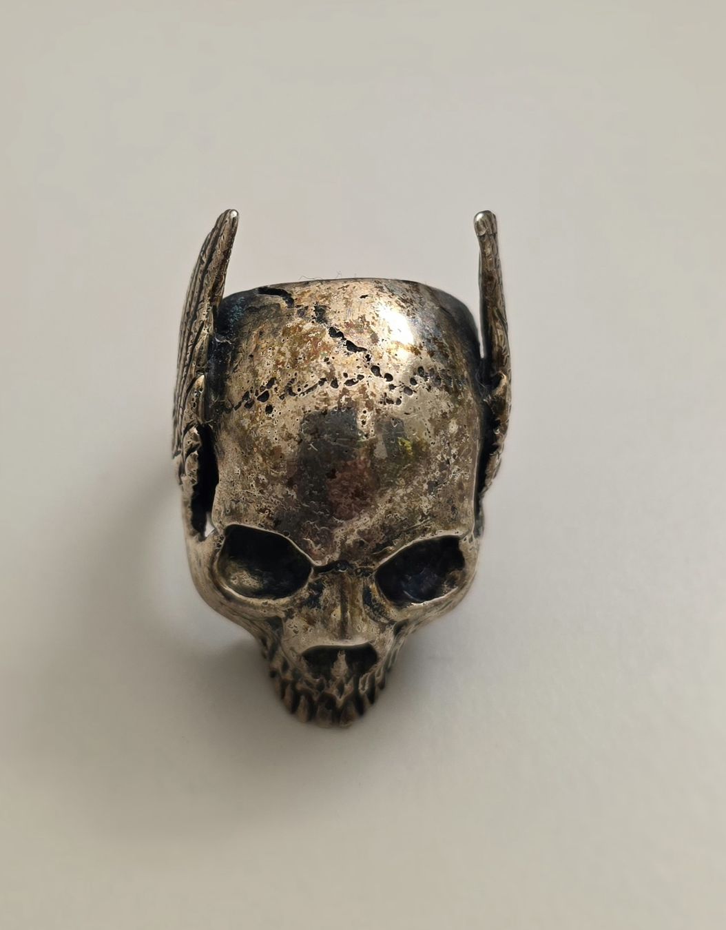 Anelli: Ring mit Totenkopf und Flügeln – Nuovo (secondo la descrizione) da Sempach venduto da Metallady86