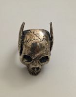Ring mit Totenkopf und Flügeln