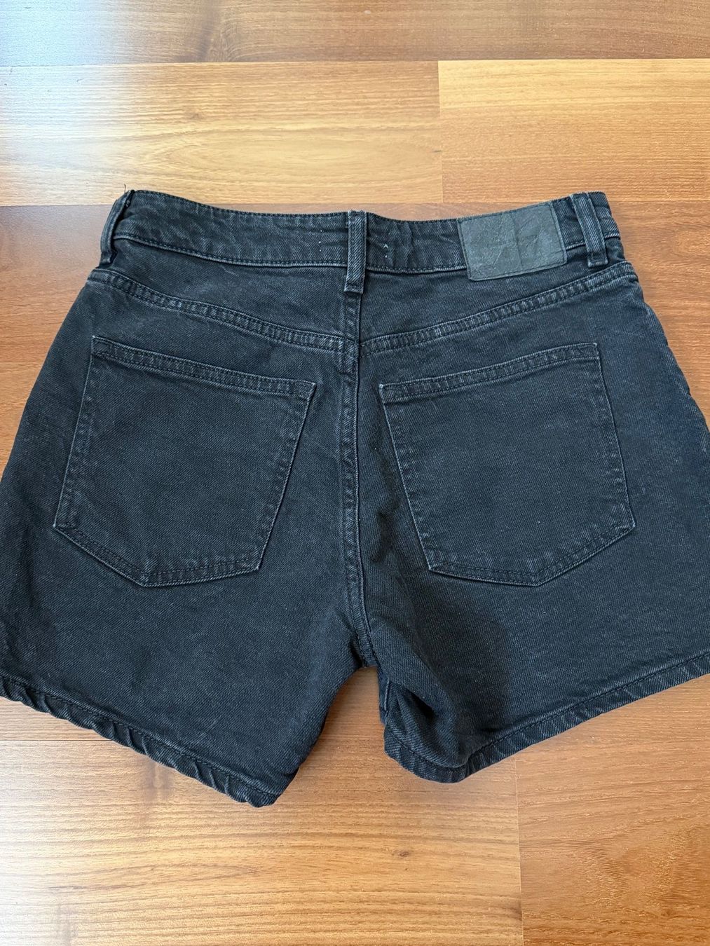 H&M Jeans: Jeans Shorts, H&M, Gr. 36, black – Nuovo (secondo la descrizione) da Biberstein venduto da Miana2 1