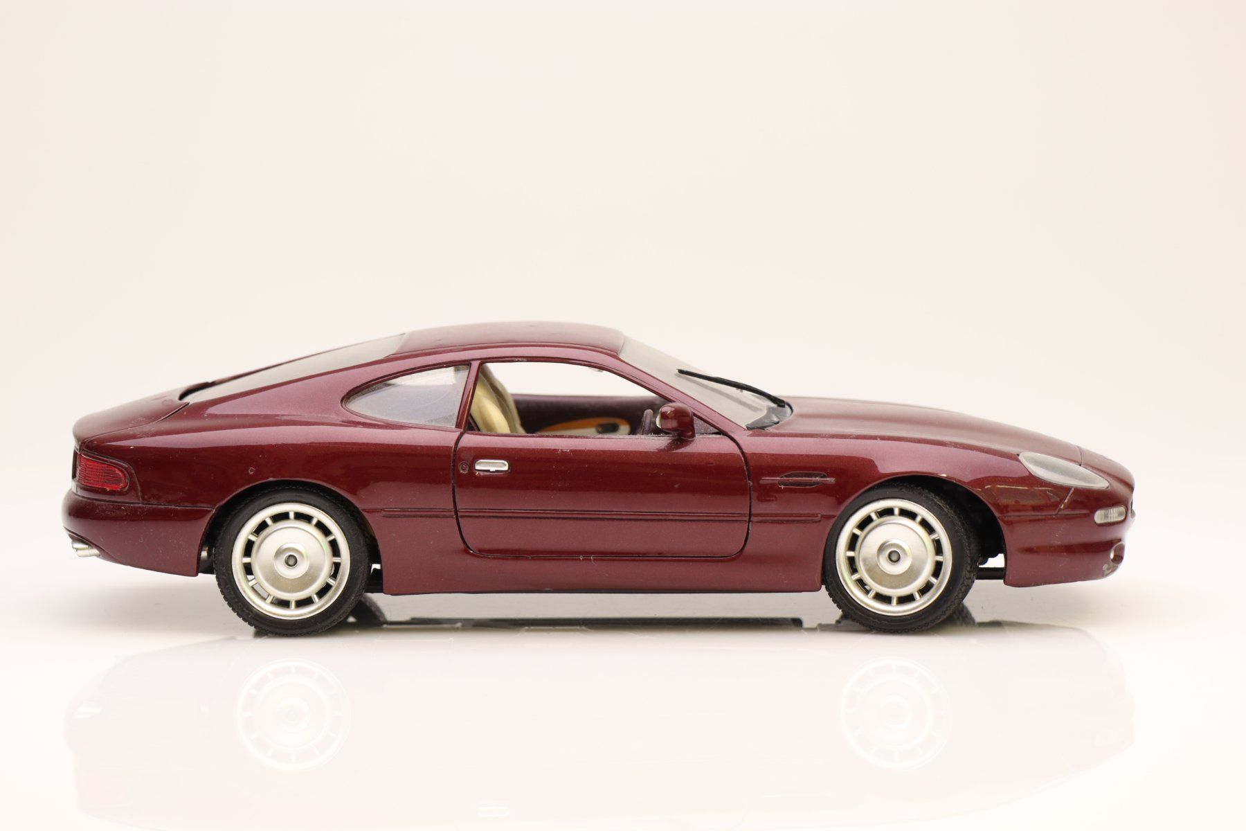 Aston Martin Modellini d'auto: GuiToy Aston Martin DB 7 Modellauto – Usato da Ried (Muotathal) venduto da Modellbahn.swiss 1