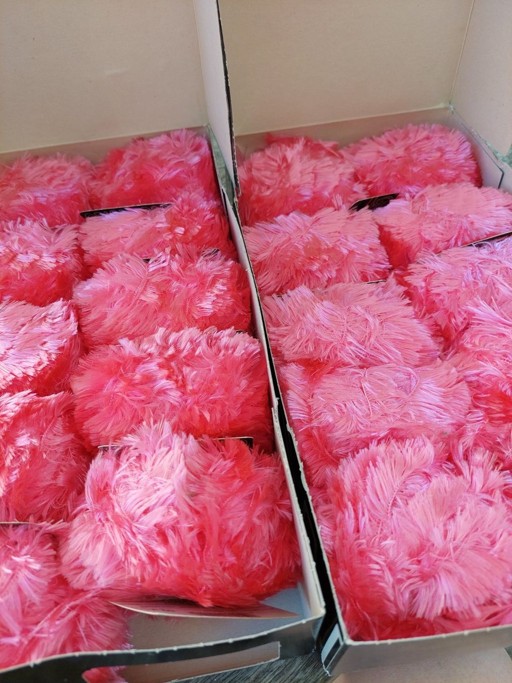 Lana: 1000 GRAMM  STRICKWOLLE PLUME – Usato da Huttwil venduto da Kunterbuntli