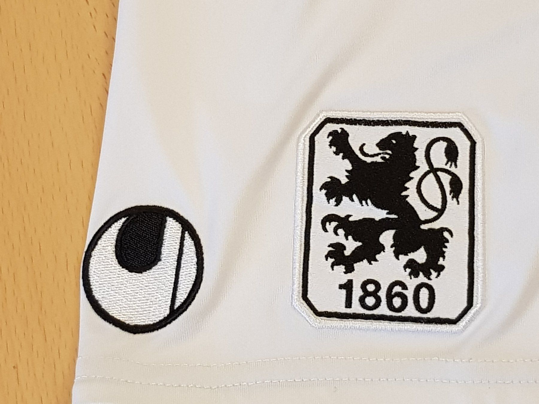 Pantaloni: TSV München 1860 retro Uhlsport Shorts, Grosse L – Usato da Le Mouret venduto da Pantini 1
