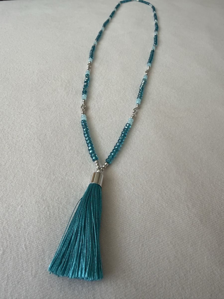 Catenine: Wunderschöne Kette mit Quaste und blauen Perlen – Usato da Strengelbach venduto da Chiavara