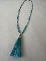 Wunderschöne Kette mit Quaste und blauen Perlen
