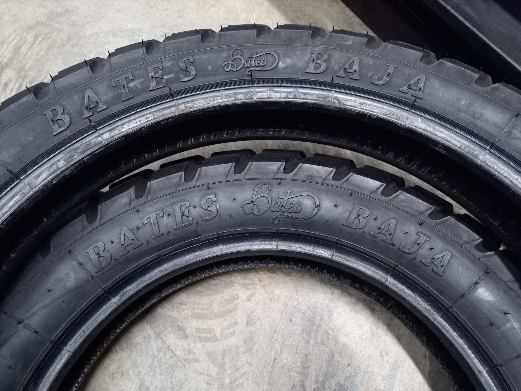Harley-Davidson Pneumatici & Ruote complete: BATES BAJA Harley Reifen V/H – Usato da Diessenhofen venduto da Sesqui