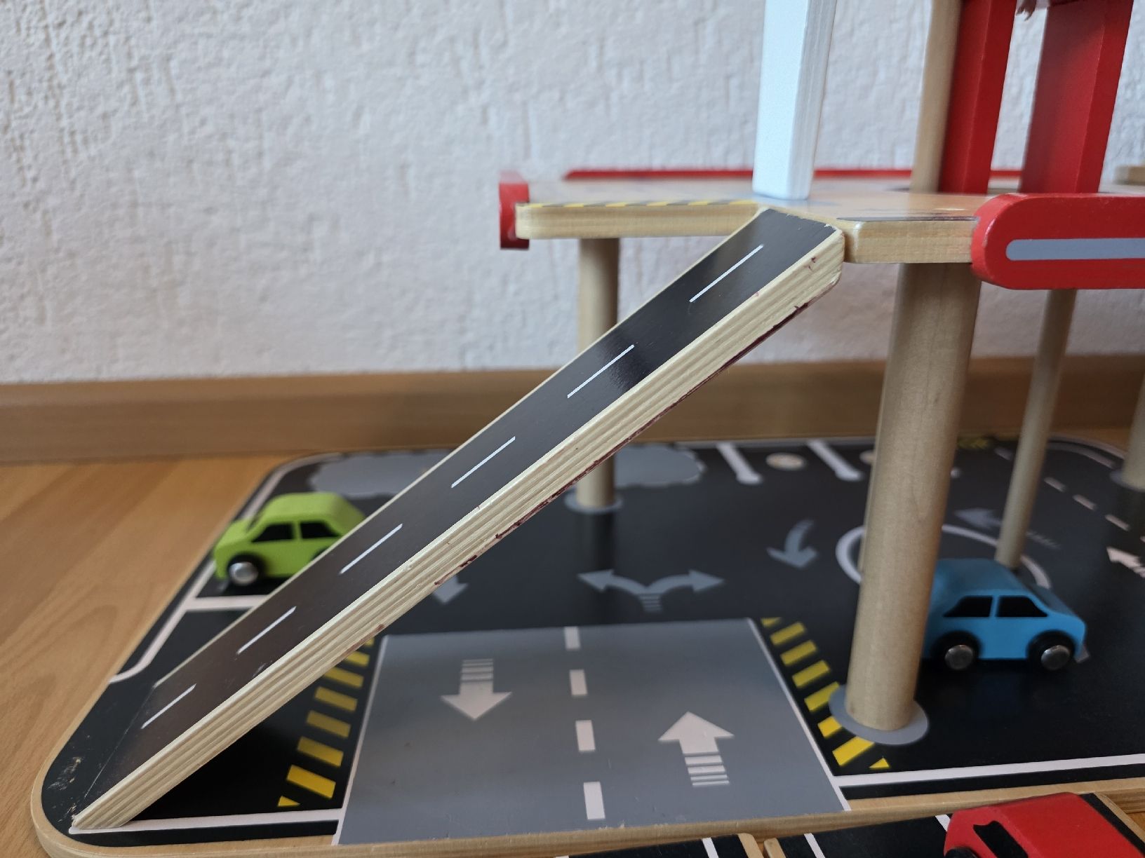 Spielzeuge: Flughafen aus Holz – Gebraucht aus Pfäffikon SZ von vmod 2