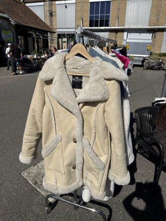 Hollister Jacke mit Lammfelloptik beige Grösse S