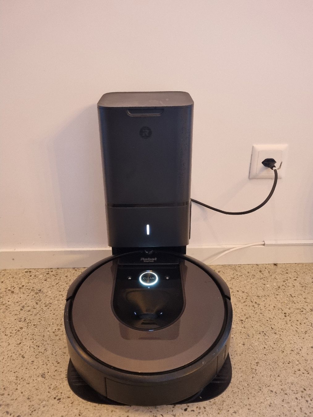 Irobot Aspirateurs & Accessoires: Aspirateur Robot iRobot Roomba i7+ – D'occasion à Crissier par nkummer1
