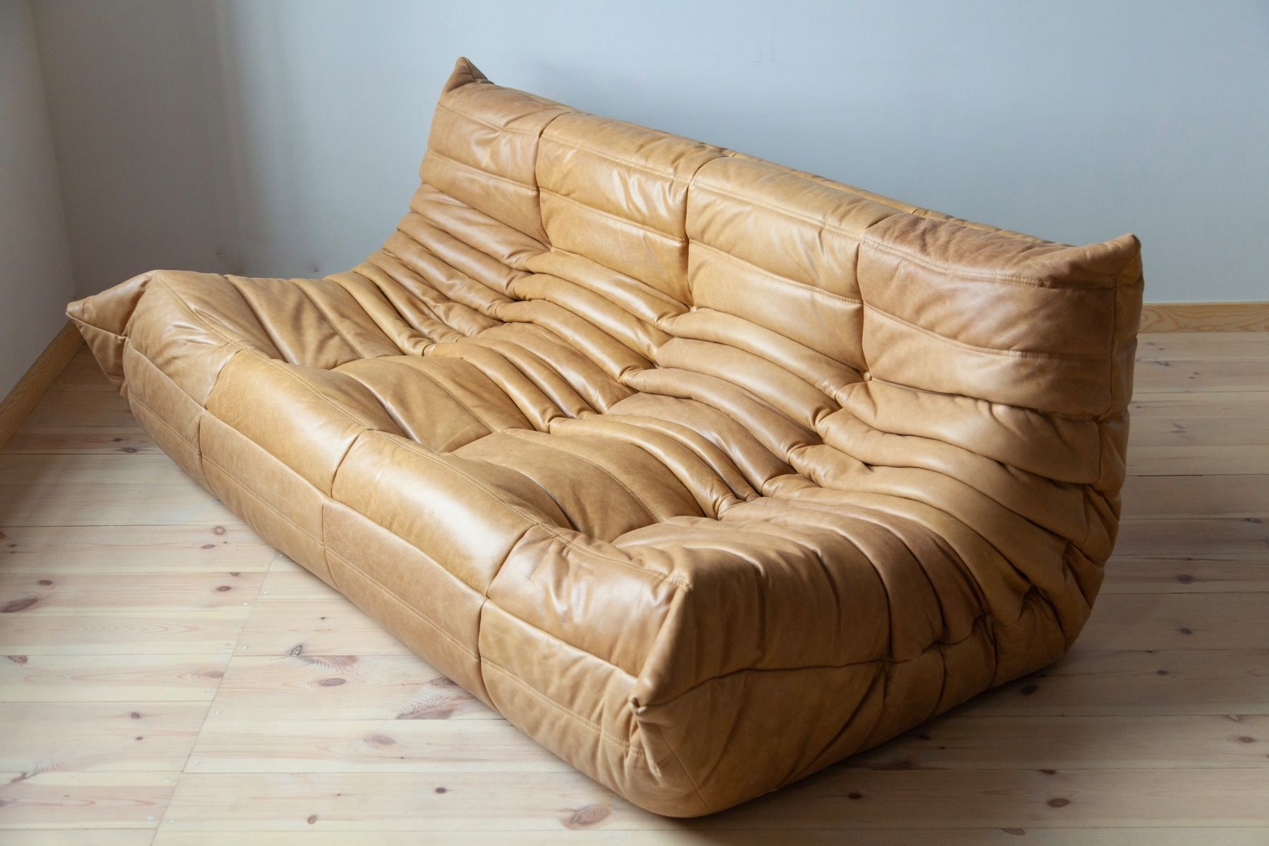 Ligne Roset Divani: 3er Sofa Togo, neu bezogen mit Leder – Nuovo (secondo la descrizione) da Zürich venduto da ERATOMIUM 3