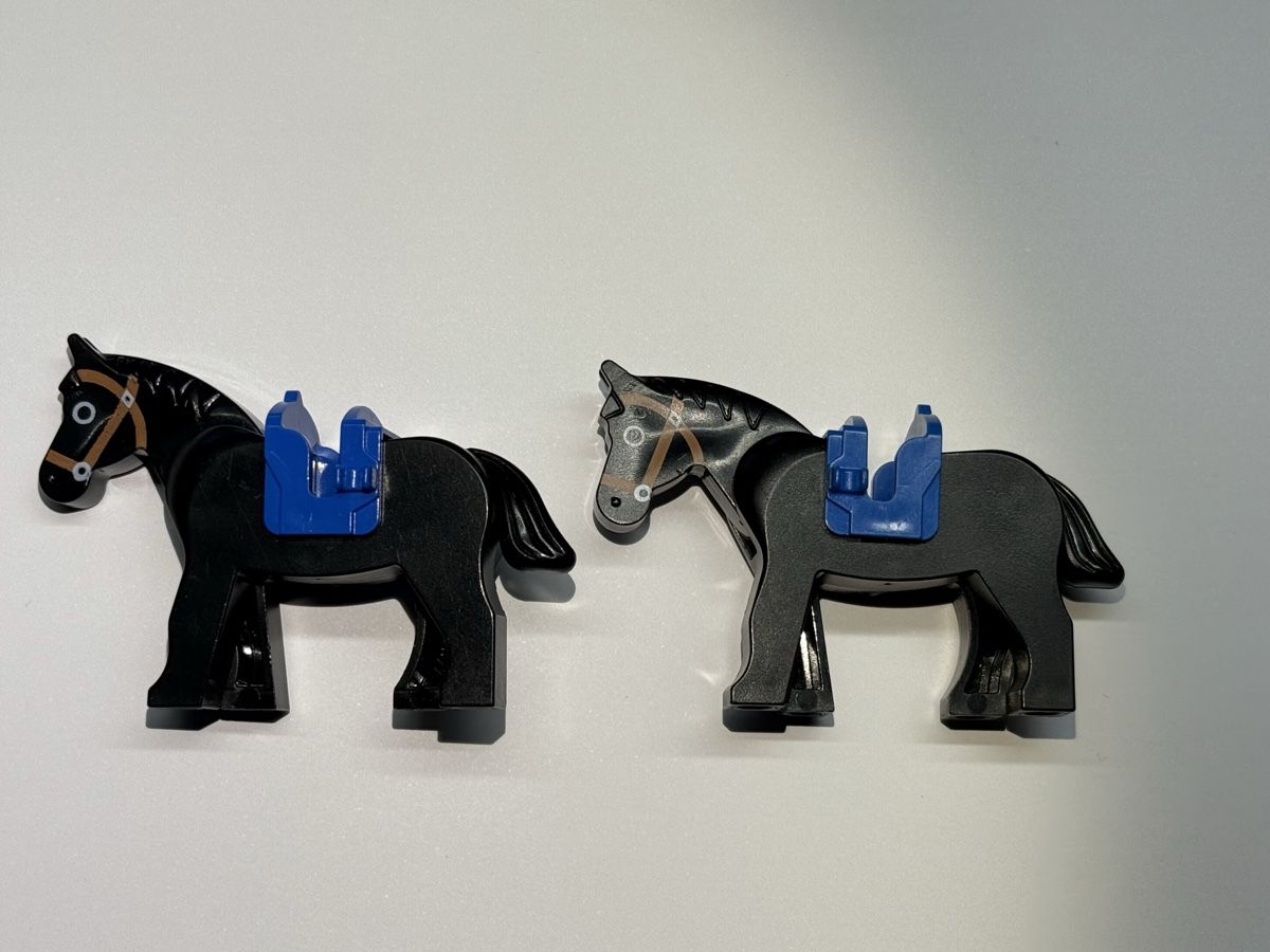 Lego Giocattoli: 2 schwarze Lego Pferde mit Sattel – Usato da Rheinfelden venduto da zim_2hqc