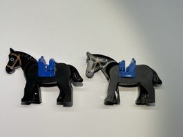2 schwarze Lego Pferde mit Sattel