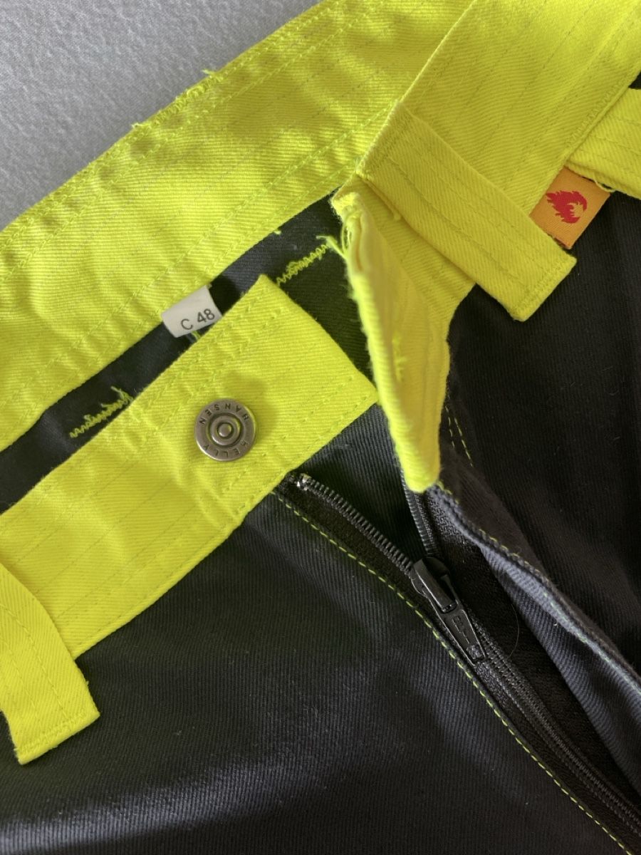 Helly Hansen Pantaloni: Helly Hansen Warnschutzhose Grösse C48 – Usato da Krattigen venduto da adi_9bfb 3