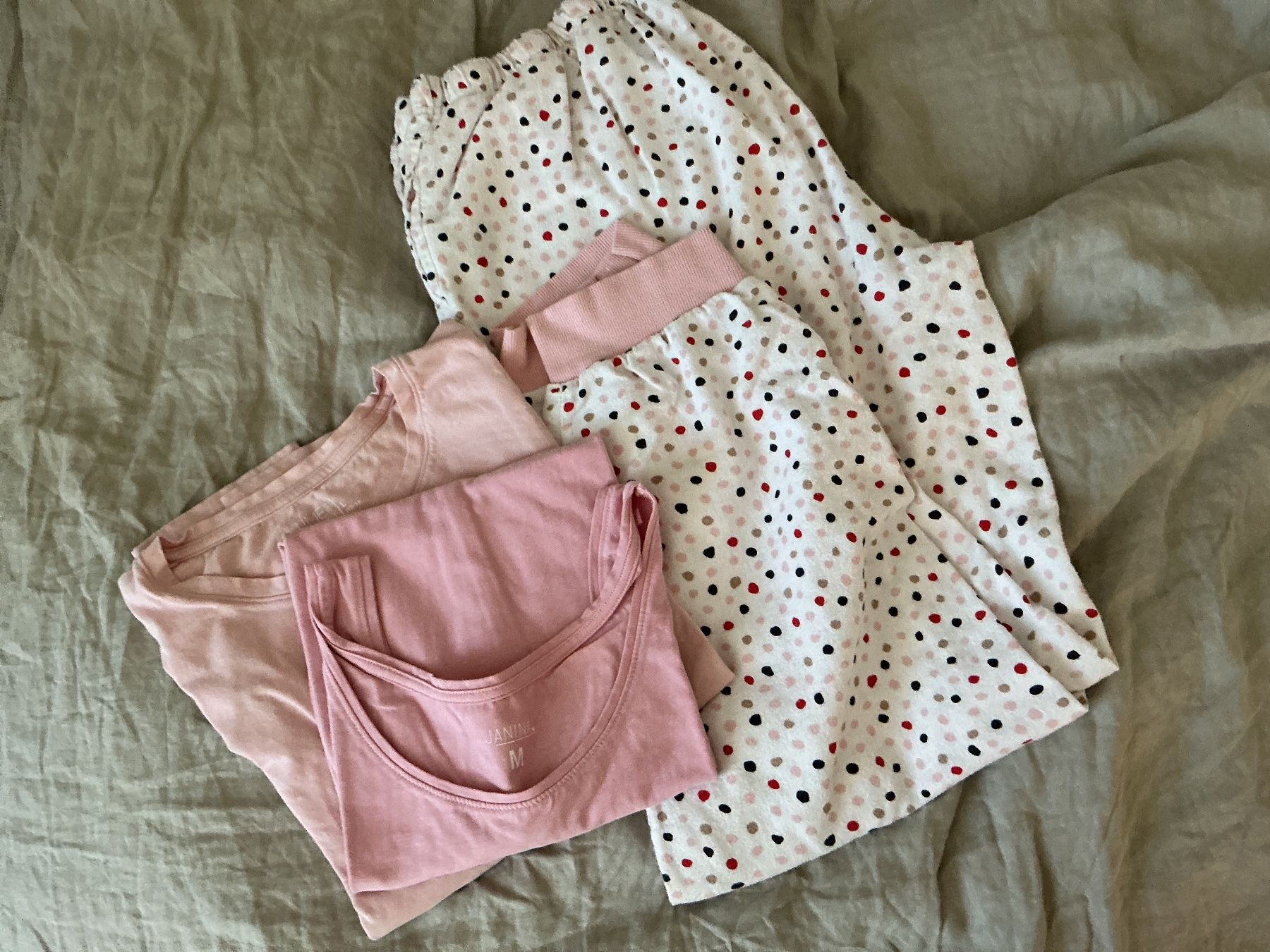Negligees & Pyjamas: Warmes Winter-Pyjama u. ein Unterhemden – Gebraucht aus Triesen von boston7