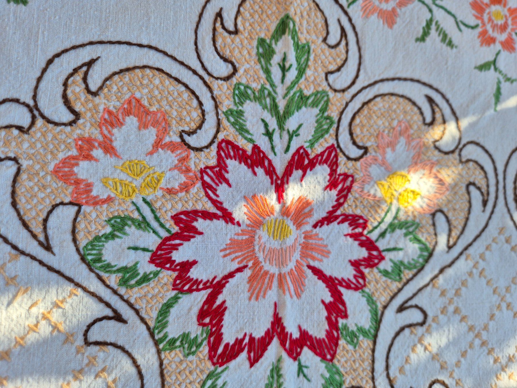 Altra biancheria da tavola: Tischdecke bestickt Blumenmuster , Handarbeit – Usato da Bern venduto da aronari 3