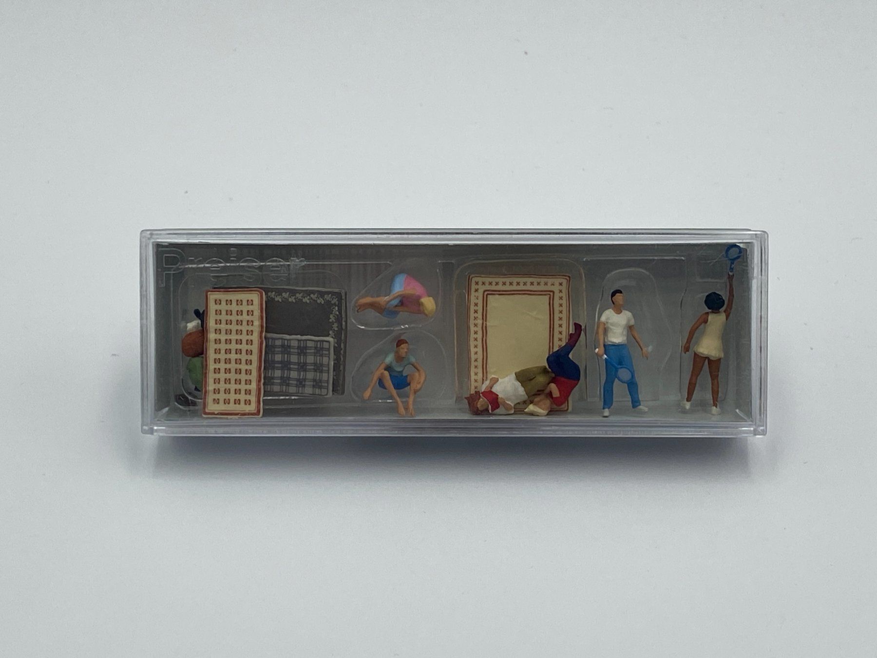 Preiser Modelleisenbahnen: Preiser 10697 H0 Auf dem Rasen – Neu und originalverpackt aus Neukirch a.d. Thur von Modellbaushop 1