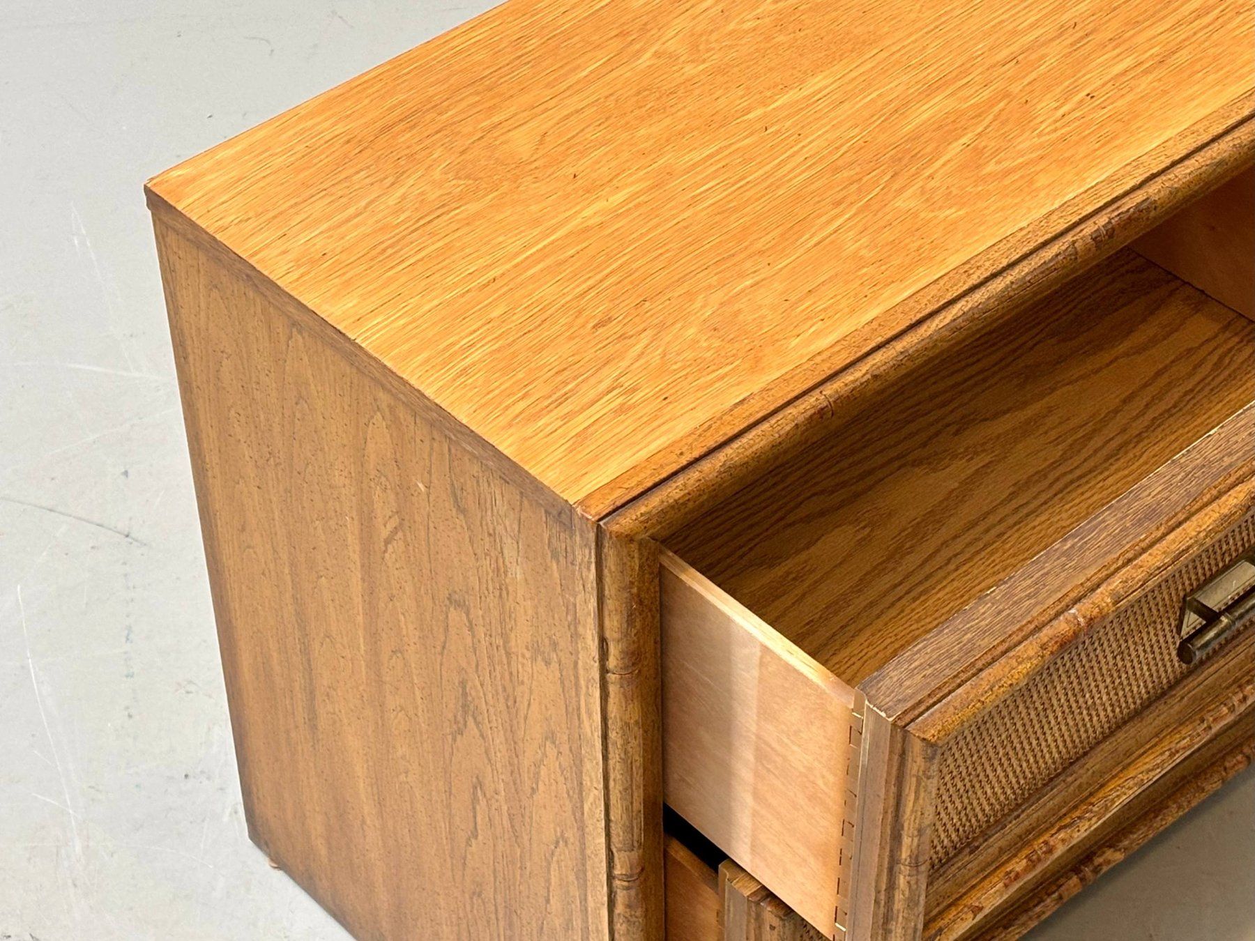 Comodini: Nachttisch mit Rattanfronten und Messinggriffen, 70er – Usato da Zürich venduto da LeMoege 8