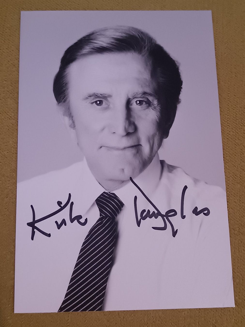 Autografi: Kirk Douglas - handsigniert – Usato da Menziken venduto da Artographs