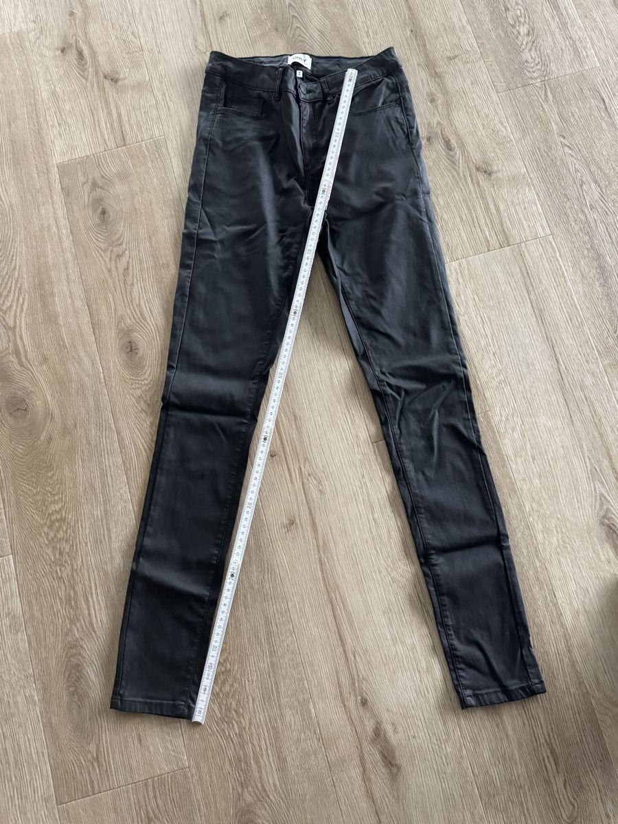 Only Pantaloni: ONLY M Lederoptik-Hose – Usato da Kloten venduto da now20160 4