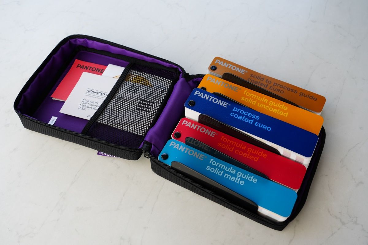 Alle Werkzeuge: PANTONE Formula Guide Set Case – Neu (gemäss Beschreibung) aus Oberwil BL von A.Kaiser