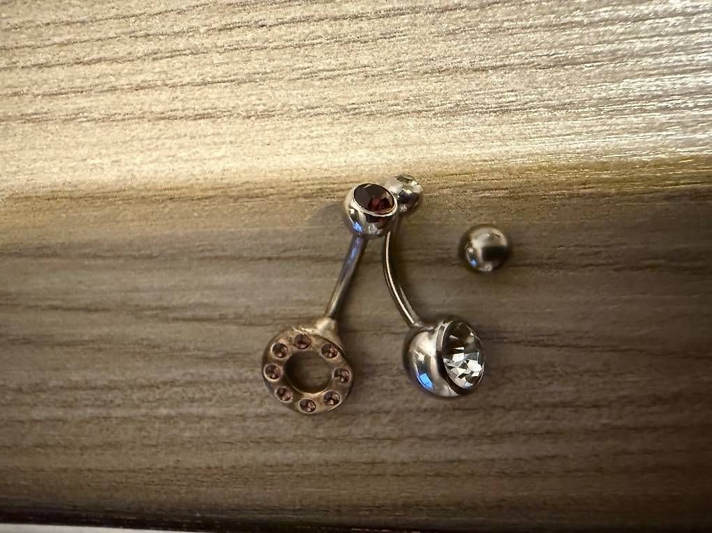 Bijoux piercing: Lot de 2 bijoux en titane pour le nombril – D'occasion à Lausanne par cat_656q