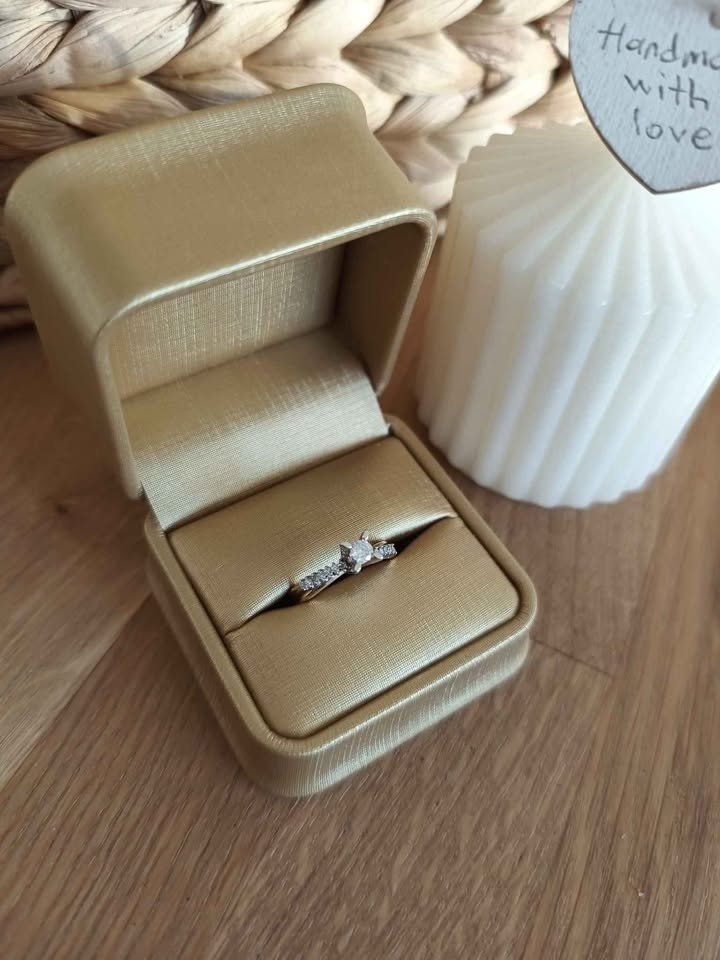 Ringe: Neu Natural Diamond Ring 18K Gold - Twisted style – Neu und originalverpackt aus Birmensdorf ZH von Nanu-R