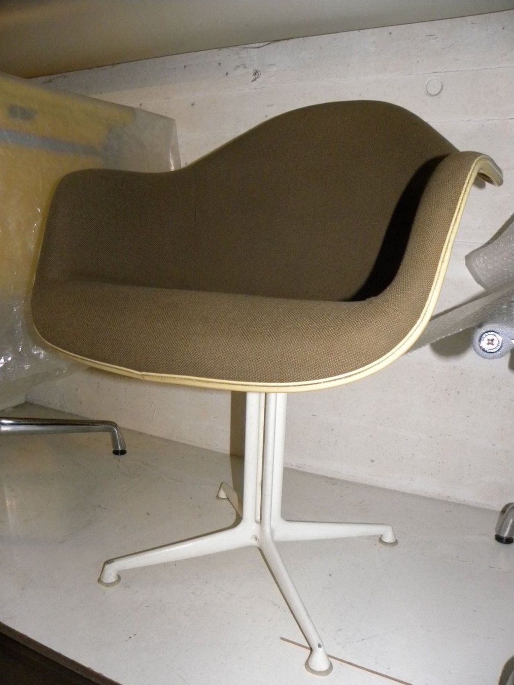 Stühle: EAMES VITRA FIBERGLAS ARMCHAIR – Gebraucht aus Küsnacht ZH von walterzingo