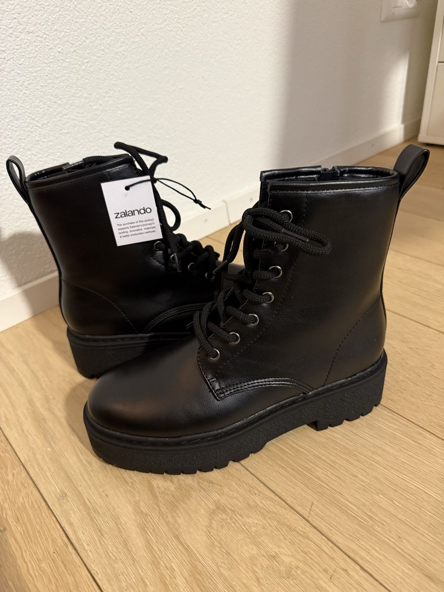 Scarpe da donna: Schwarze Boots, Grösse 38 – Nuovo e nell'imballaggio originale da Luzern venduto da Iana94