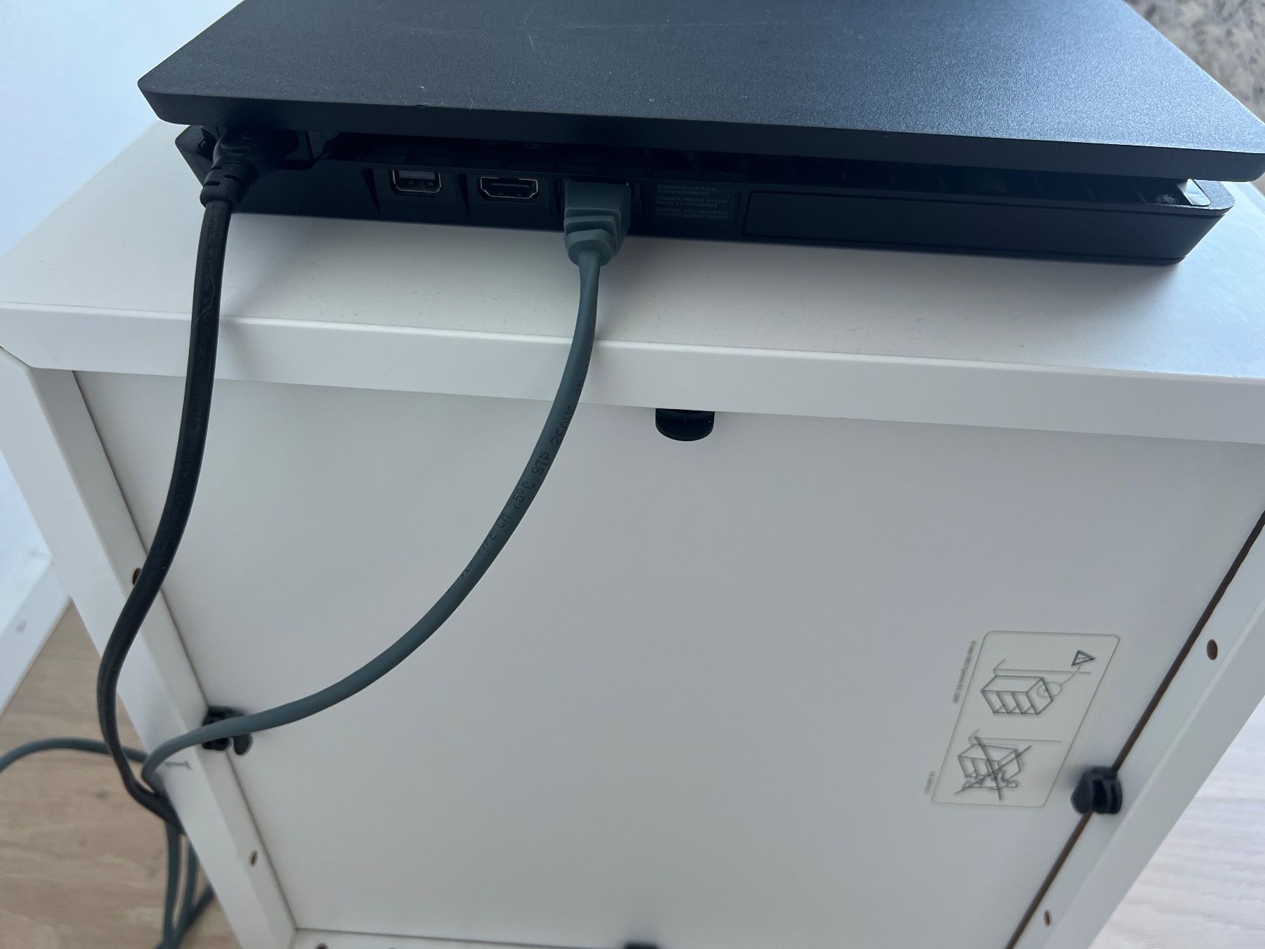 Sony Konsolen: Sony PlayStation 4 Slim inkl. 2 Controller, Headset, Spiele – Gebraucht aus Winterthur von Loic8472 1