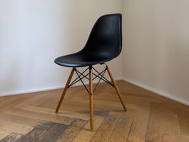 Original Vitra Eames DSW Stuhl – Schwarz mit Holzbeinen