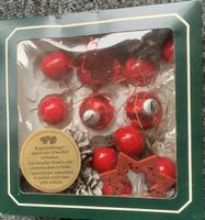 Vintage Christbaumschmuck, rote Kugeln, Zapfen, Sterne