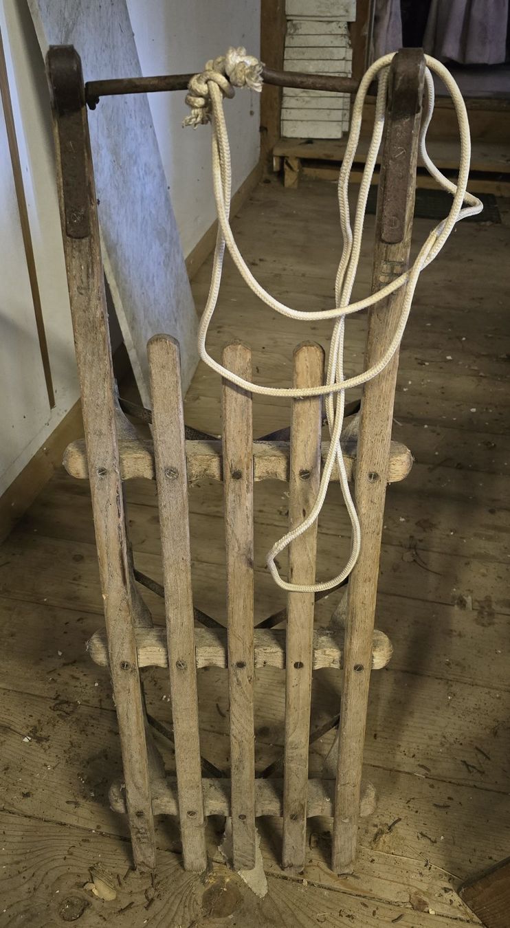 Luge: Antiker Holzschlitten gebraucht – D'occasion à Agasul par ire_h9wl