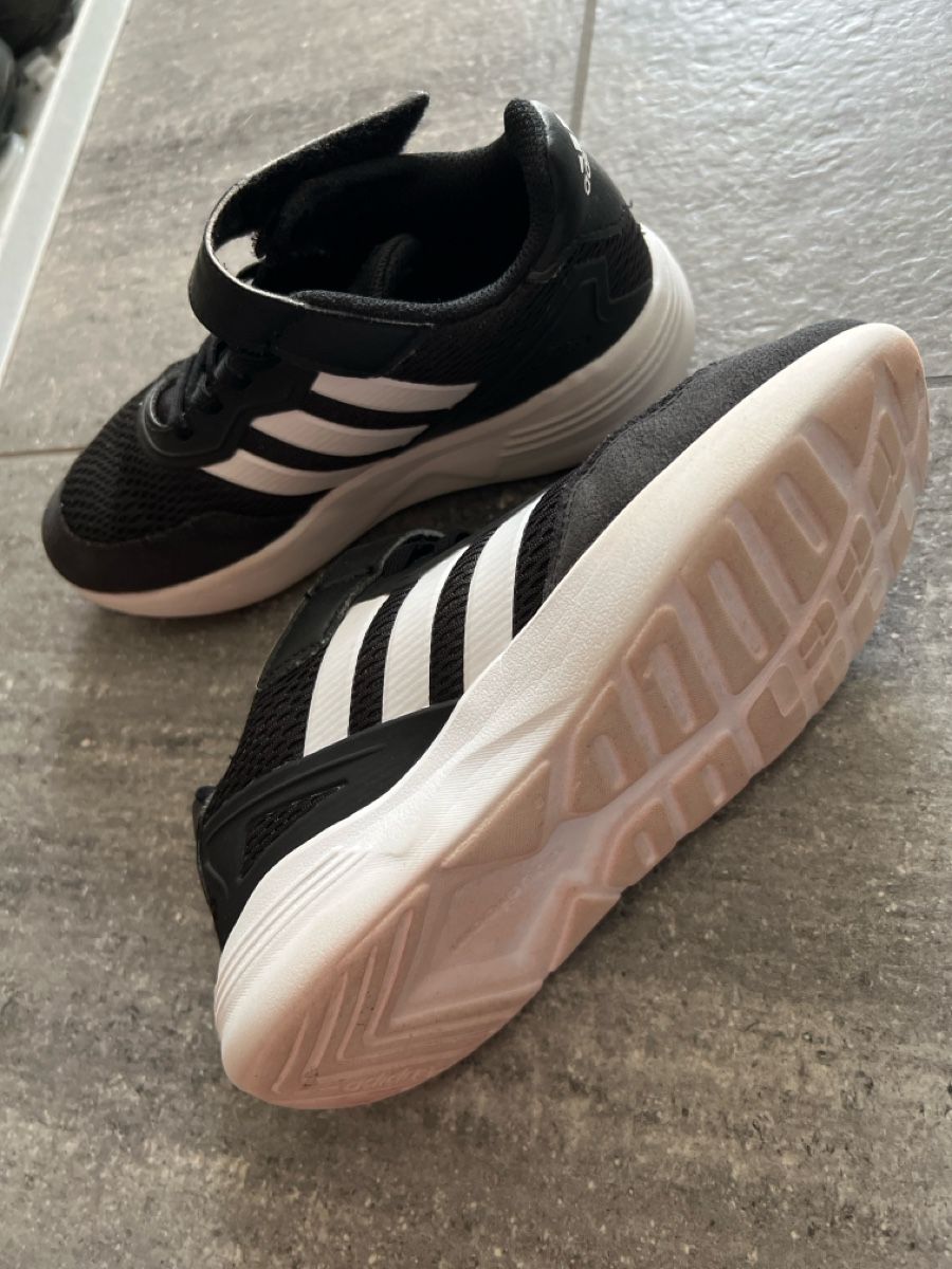 Adidas Chaussures garçon: Hallenschuhe Grösse 24 – D'occasion à Zufikon par luuuzi 1