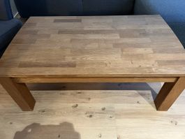 Massiver Holzcouchtisch mit Schublade