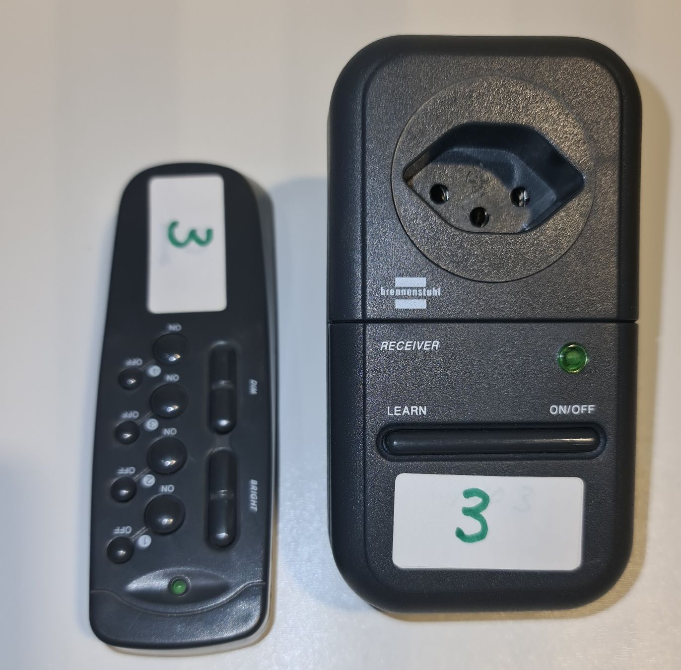 Fiches d'alim.: prise avec télécommande  – D'occasion à Mézières VD par M.Lapin