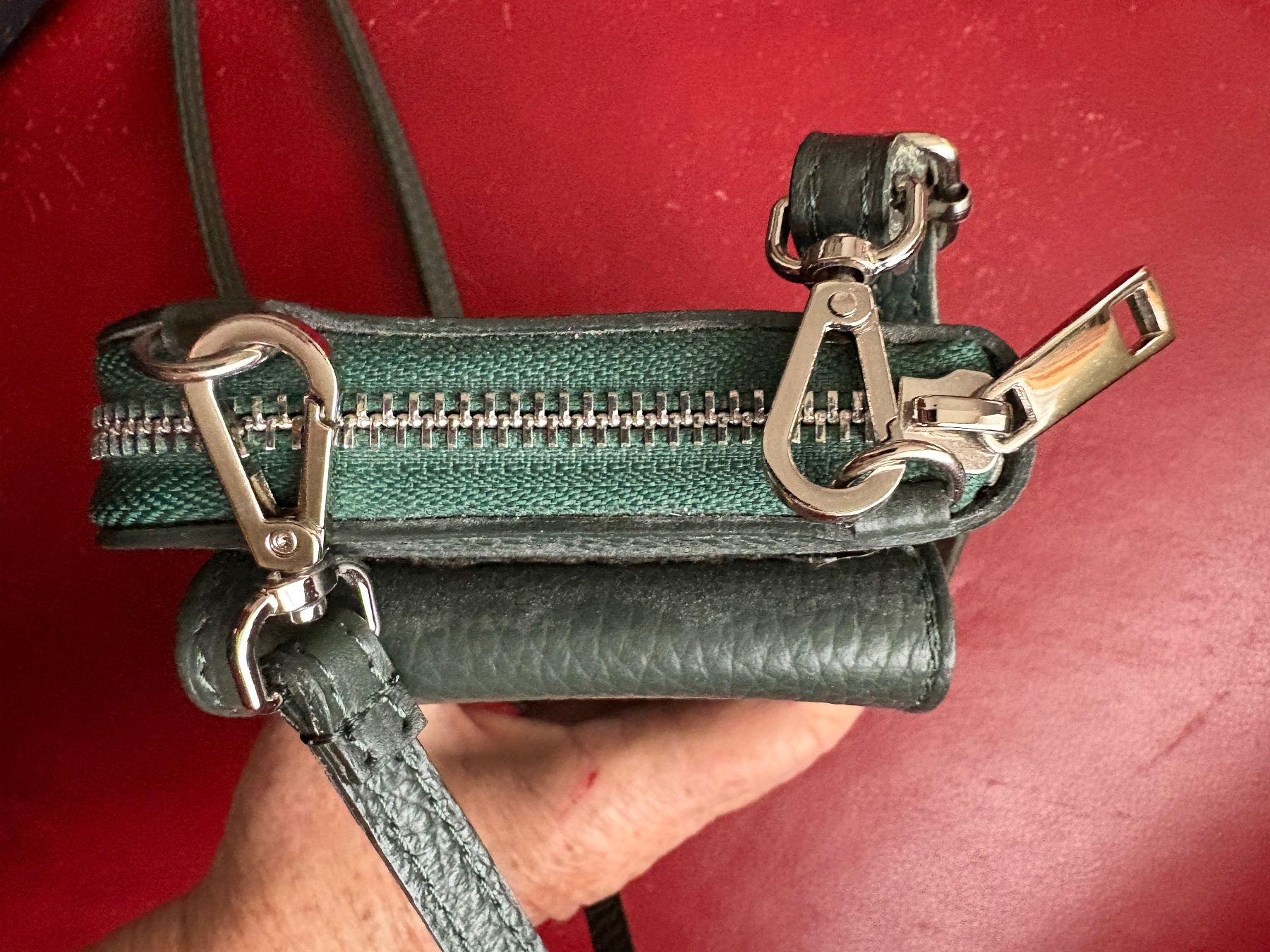 Vera Pelle Borse: Beige oder grüne Echtleder-Smartphone-Tasche mit Bändel – Nuovo (secondo la descrizione) da Oberweningen venduto da Gerini 5
