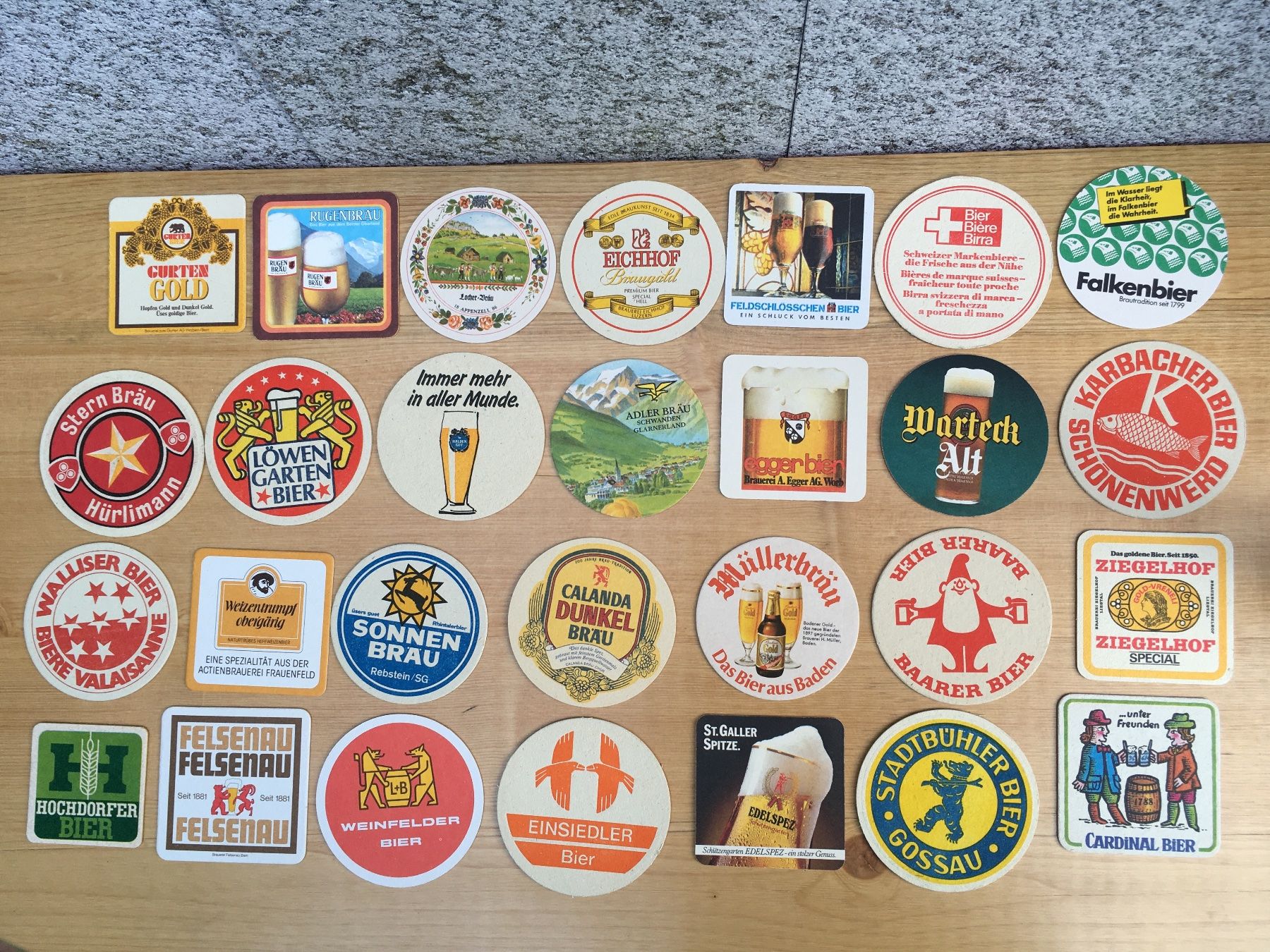 Tischwäsche: 28 alte Bierdeckel Die Bierteller der Schweizer Markenbiere – Gebraucht aus Wil SG von  3