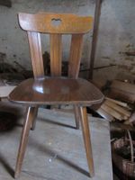 deux charmantes chaise vintage en bois avec coeur décoratif!