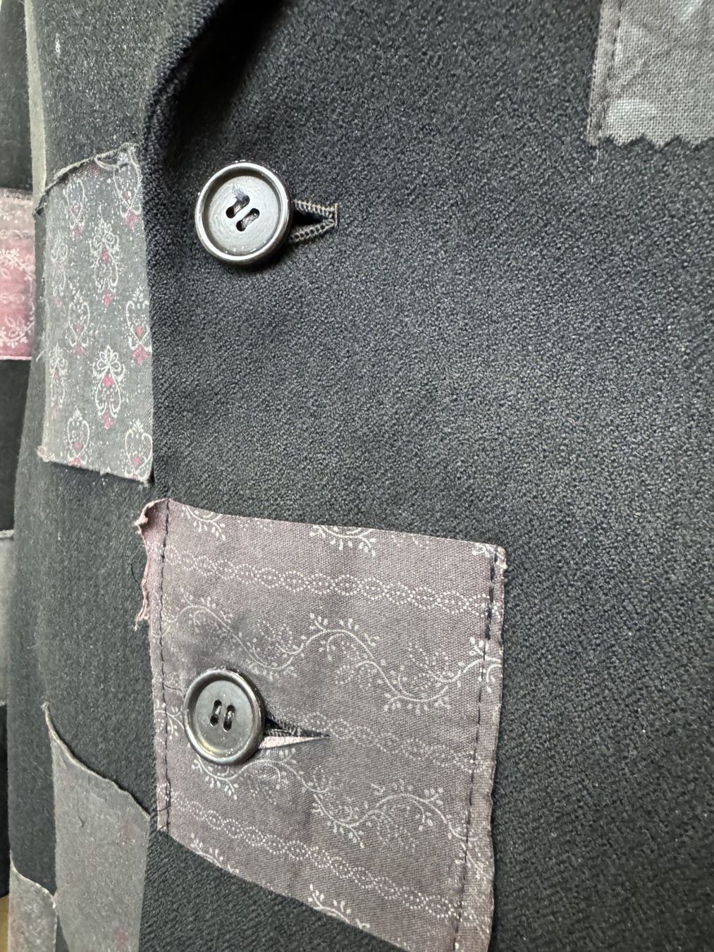Anzüge: Patchwork Anzug mit Flicken, 3-teilig, handgenäht & Unikat – Gebraucht aus Thun von Thunerseespiele_FBM 8