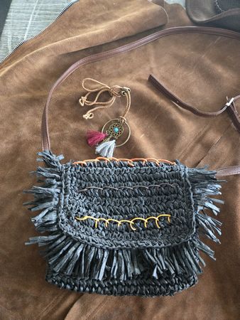 Strohtasche und Kette mit Anhänger