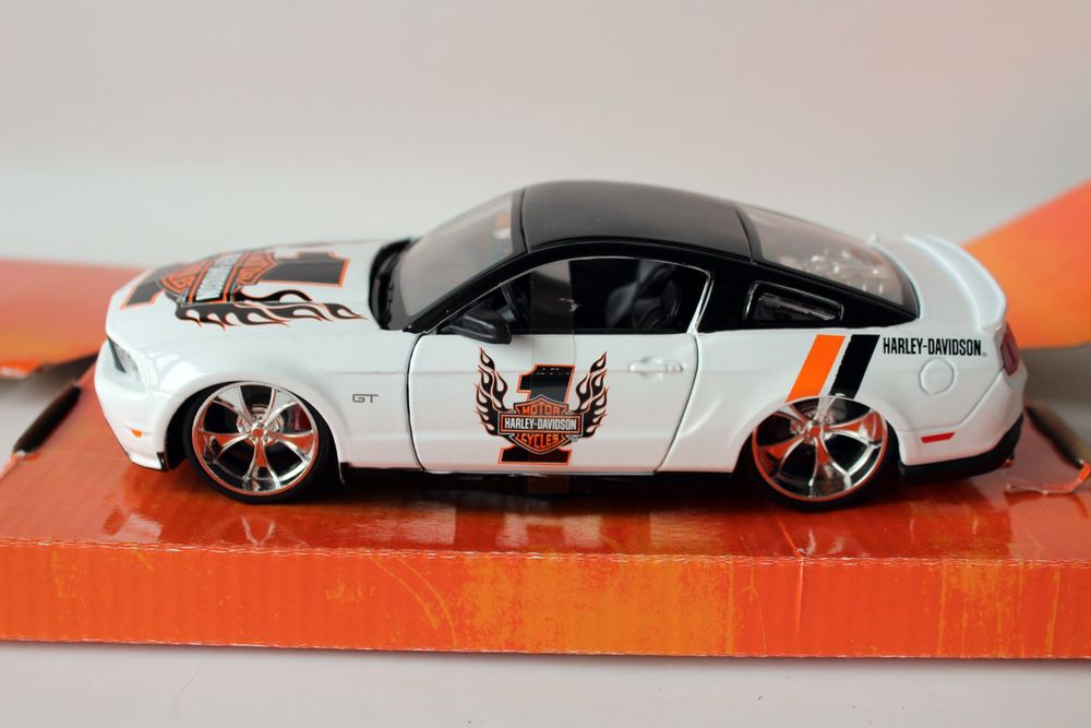 MAISTO 2011 FORD MUSTANG GT HARLEY DAVIDSON CUSTOM 1:24