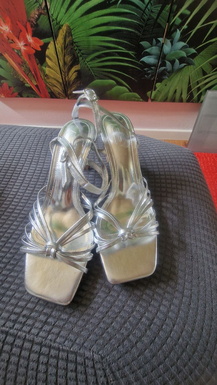 Damenschuhe: Silberne Sandalen, Grösse 37 – Neu und originalverpackt aus Wald ZH von Cjp 2