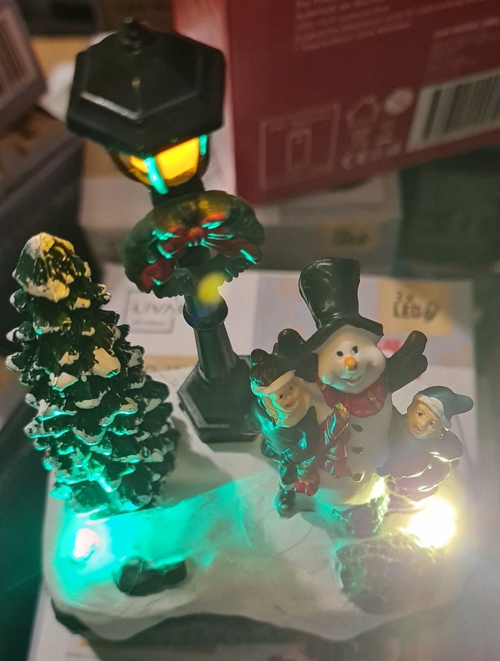Tutte le decorazioni: 3 Weinachts-Dorf Led Figuren – Nuovo e nell'imballaggio originale da Horw venduto da Arta20000