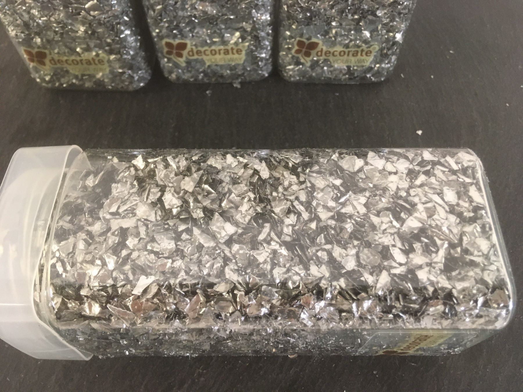 Tutte le decorazioni: Glitter-Deko-Flocken, silber, 6 Dosen – Nuovo (secondo la descrizione) da Zürich venduto da liquidation-cobra 2