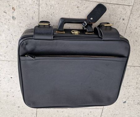 Sehr hübscher kleiner Koffer aus schwarzem Kunstleder